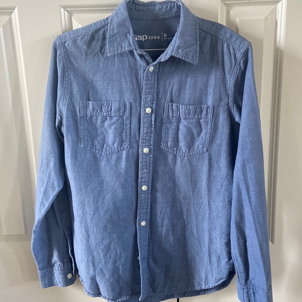 Gap buttoned down shirt